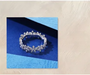 Detailansicht des Gänseblümchen-Rings aus S925 Sterlingsilber mit Carbon-Diamant-Inlay