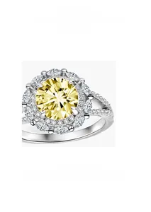 Détail de bague en argent 925 avec grand zircon jaune et monture en halo luxueuse