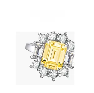 Détail d'une bague en argent 925 avec une pierre jaune et un pavage étincelant