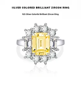 Détail d'une bague en argent 925 avec zircon jaune taille émeraude et pierres blanches