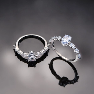 Eleganter S925 Sterling Silber Ring mit ovalem Solitär und Marquise-Steinen auf grauem Grund