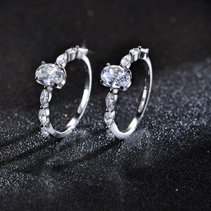 Eleganter s925 Silberring mit ovalem Edelstein und Markasit-Besatz auf dunklem Grund