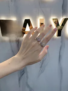 Détail de bagues en argent S925 avec grands oxydes de zirconium colorés taille glace