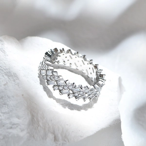 Bague élégante en argent 925 avec zircons baguettes et ronds au design tressé à plusieurs niveaux