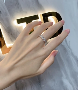 Detailansicht eines S925 Sterlingsilber Gänseblümchen Rings mit Zirkon Einlagen am Finger