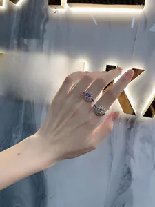 Détail macro de bagues en argent 925 avec zircons roses et jaunes taillés façon glace