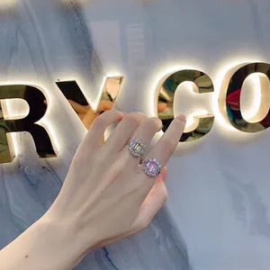 Vue détaillée de bagues en argent sterling avec pierres précieuses jaunes et roses