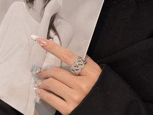Détails de la bague vagues en argent avec tissage creux et zircons scintillants
