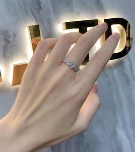 Detailansicht eines S925 Sterlingsilberrings mit Gänseblümchen-Cluster und Zirkonia
