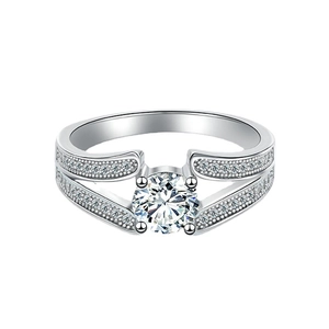 Elegant S925 sterling silver V-shape ring with round zircon and pavé diamond setting