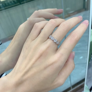 Detailaufnahme des S925 Sterlingsilber Gänseblümchen Rings mit funkelnden Zirkonia