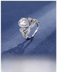 Gros plan d'une bague en argent 925 avec pierre en poire et détails pavés