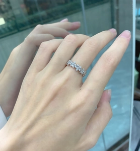 Detailaufnahme des S925 Sterlingsilber Gänseblümchen Rings mit funkelnden Zirkonias