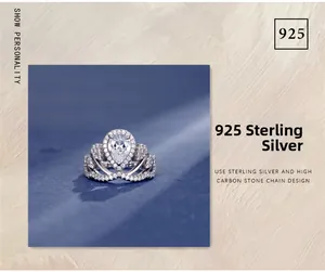 Gros plan d'une bague couronne en argent 925 avec un diamant poire en carbone blanc
