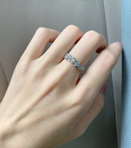 Detailansicht des Gänseblümchen-Rings mit fünf Blumen und Pavé-Diamanten in Silber