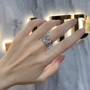 Gros plan d'une bague tressée argentée sertie de diamants sur la main du mannequin