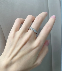 Nahaufnahme des S925 Sterlingsilber Gänseblümchen Rings mit Kristallen an der Hand