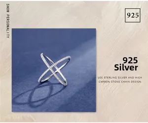 Détail d'une bague en argent S925 avec design X entrelacé et serti de micro-diamants