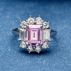 Bague en argent 925 avec gemme rose taille émeraude et halo de diamants sur bleu