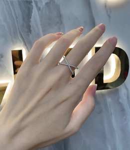 Macro detail of S925 sterling silver ring featuring a sparkling criss-cross X design