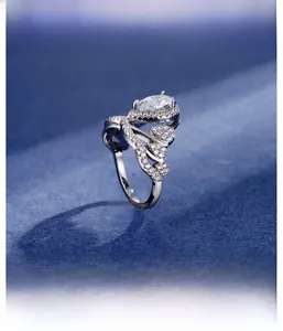 Macro d'une bague couronne en argent 925 avec diamant poire et détails en forme de feuille