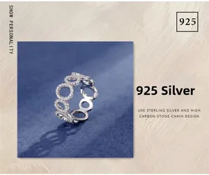 Detailansicht des S925 Sterlingsilber-Kettenrings mit funkelnden Carbon-Steinen
