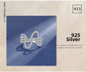 Détail de la bague ondulée en argent sterling 925 sertie de pierres micro-pavées