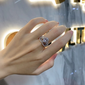 Détail d'une bague couronne en argent 925 avec pierre poire portée au doigt