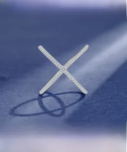 Détails d'une bague en argent en forme de X avec sertissage micro-pavé de luxe