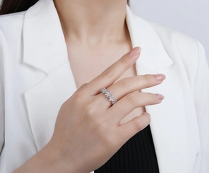 Detailaufnahme eines Gänseblümchen-Rings aus Sterlingsilber mit glitzerndem Zirkonia
