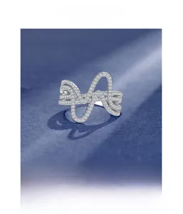 Détail d'une bague vague en argent sterling multicouche sertie de zircons micro-pavés