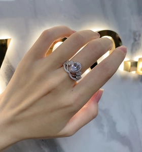 Vue détaillée de la bague halo en argent avec diamant poire et anneau croisé pavé