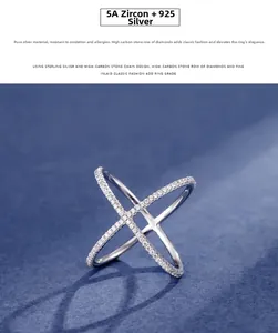 Détail de la bague croisée en argent S925 sertie de zircons 5A au design moderne