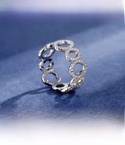 Makro-Detail des S925 Sterlingsilberrings mit Mikropave-Diamanten im runden Ketten-Design