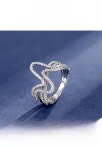 Détail de la bague multicouche en argent 925 avec zircons 5A sertis en courbe