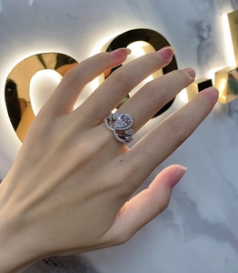 Détail macro de la bague couronne en argent avec zircon poire et sertissage pavé brillant
