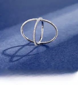 Vue détaillée de la bague entrelacée en argent s925 sertie de pierres sur velours