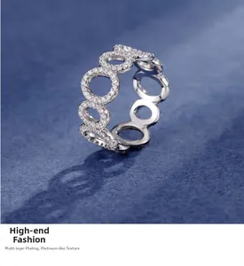 Makro-Detail des S925 Silberrings mit verketteten Kreisen und Zirkonia-Steinen