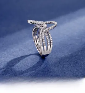 Gros plan d'une bague triple épaisseur en argent avec oxydes de zirconium micro-pavés