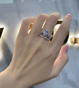 Détail d'une bague couronne en argent sterling 925 avec pierre poire portée à la main
