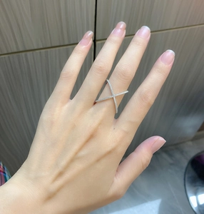 Vue détaillée d'une bague en argent S925 en forme de X avec pavage de zircons cubiques