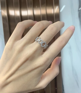 Nahaufnahme des S925 Sterlingsilber Kettenglied-Rings mit funkelndem Pavé-Zirkonia