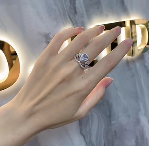 Gros plan d'une bague couronne en argent avec une grande pierre centrale en forme de poire