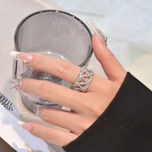 Bague vague moderne en argent avec micro-pavé de zircons blancs et style luxe minimaliste