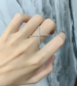 Détail d'une bague croisée en argent sterling S925 avec pavé de zircons étincelants