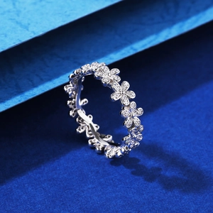 S925 Sterling Silber Ring mit kleinen Gänseblümchen und weißen Zirkonia-Steinen