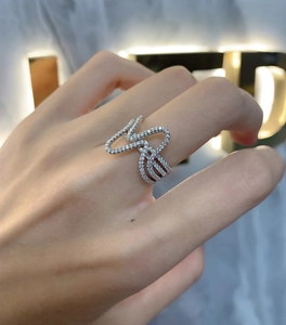 Détail d'une bague double couche en argent massif avec pavage de zircons cubiques