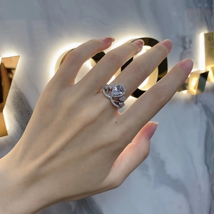 Vue détaillée d'une bague couronne en argent 925 avec un diamant central en poire