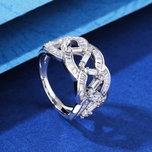 Bague vague en argent poli avec zircons incrustés sur un fond texturé bleu