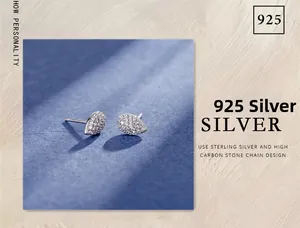 Vue détaillée des boucles d'oreilles goutte en argent S925 avec pavage micro-zirconiums